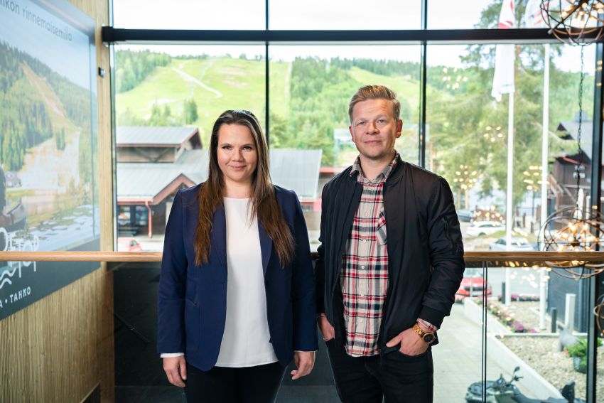 Kuopio-Tahko Markkinoinnin uusi hallitukseen puheenjohtaja KTM Anna Hämäläinen ja edellinen puheenjohtaja Lauri Suutarinen. Kuva: Kuopio-Tahko Markkinointi 