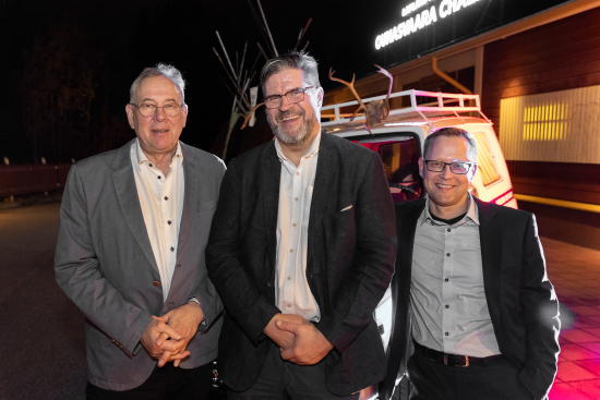 Toimitusjohtajan kapula vaihtui virallisesti Lapland Safariksen 40-vuotisjuhlissa lauantaina 8.10.2022 konsernin synnyinseudulla Rovaniemellä, Lapland Hotels Ounasvaara Chalets’n Ravintola Thuliassa. Kuvassa Pertti Yliniemi, Jyrki Niva ja Rami Korhonen. 