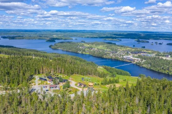 Tahkon vaijeriliuku tulee olemaan avoinna ympärivuotisesti ja sitä operoi SeikkailuKuopio Oy. Uusi aktiviteetti tukee alueen kehitystyötä ja sopii erinomaisesti myös Tahkon luontoarvoja kunnioittavaan strategiaan.