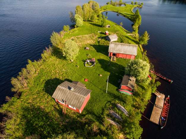 Uusi ravintola sijaitsee Kotisaaren vanhassa venevajassa. Kuvassa taaimmainen rakennus.