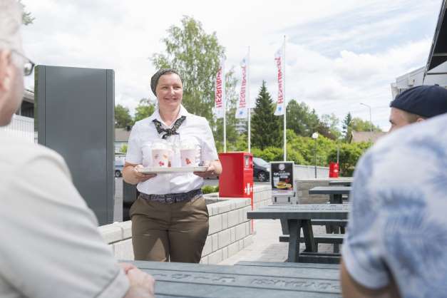 Hesburgerin työvaatteet tehdään kierrätysmateriaaleista. Käytetyistä työvaatteista tehdään terassipöytiä. 
