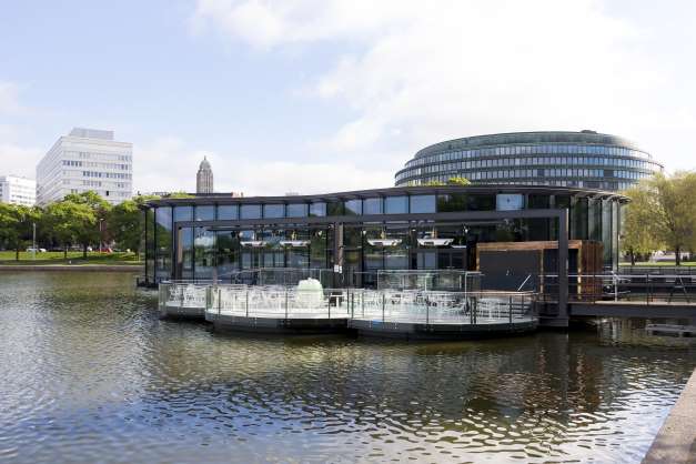 Meripaviljongin terassilla nautitaan juomasta ja ruoasta merellisissä tunnelmissa. 