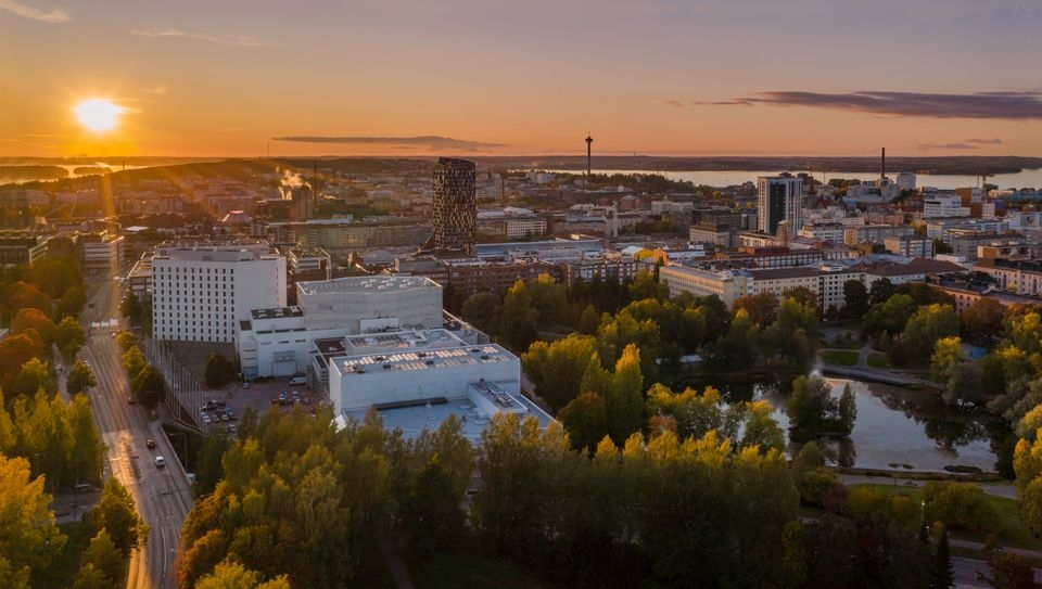 Tampere-talon ja Courtyard by Marriott Tampere CIty -hotellin muodostama hiilineutraali kortteli.