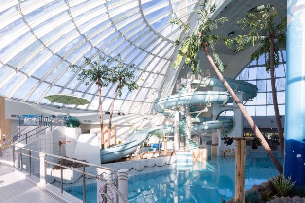 Turvallisuus huomioidaan Scandic Hotellien kylpylätiloissa rajoittamalla henkilömäärää siten, että turvavälit toteutuvat. Kuvassa Scandic Nokia Eden allasalue. 