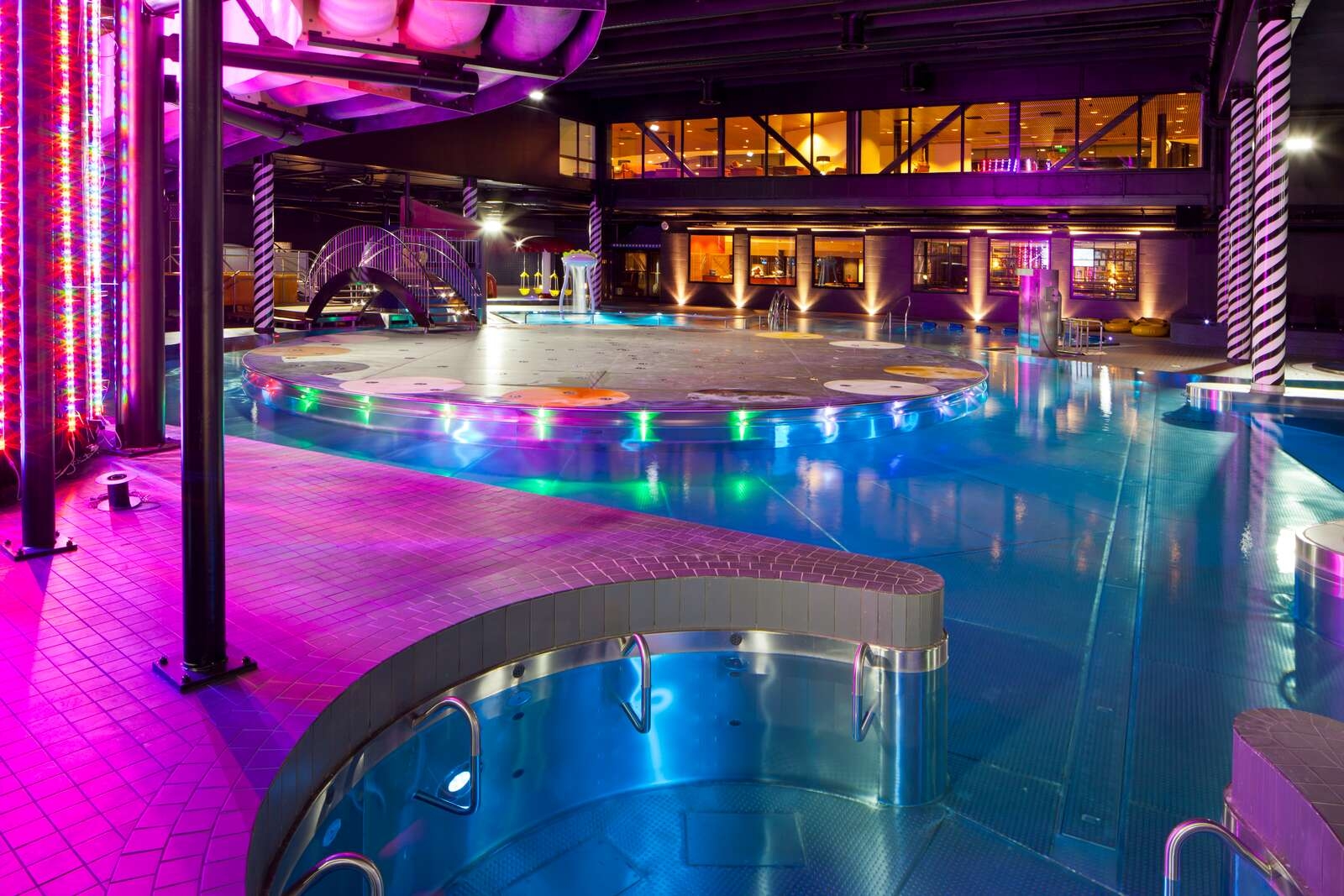 Holiday Club Saimaan tunnelmallinen Cirque de Saimaa -kylpylä leikittelee huvipuisto- ja sirkusmaailmaan sijoittuvalla teemalla.