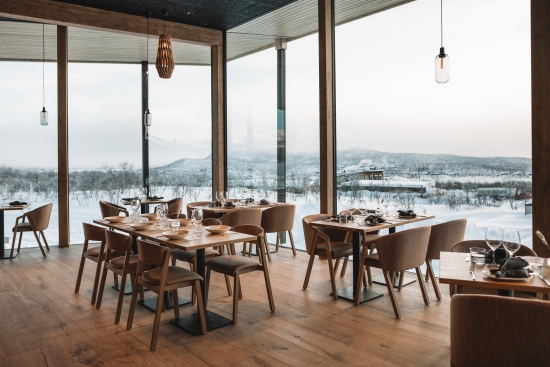 Ravintola Rakkassa ikkunapöytiä riittää kerralla useammalle ruokailijalle.