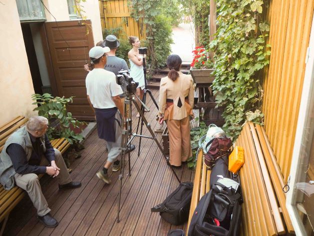 CCTV-6 kuvaa materiaalia Rajaportin saunalla.