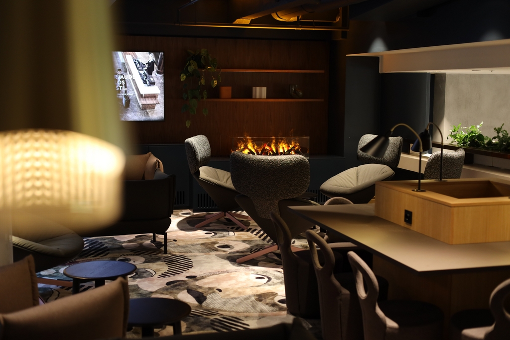 Kuvassa Scandic Helsinki Hun Coworking Lounge. ”Haluamme, että Scandic Helsinki Hub on paikka, jossa ihmiset ja ajatukset kohtaavat”, kertoo hotellinjohtaja Outi Hanhijärvi.