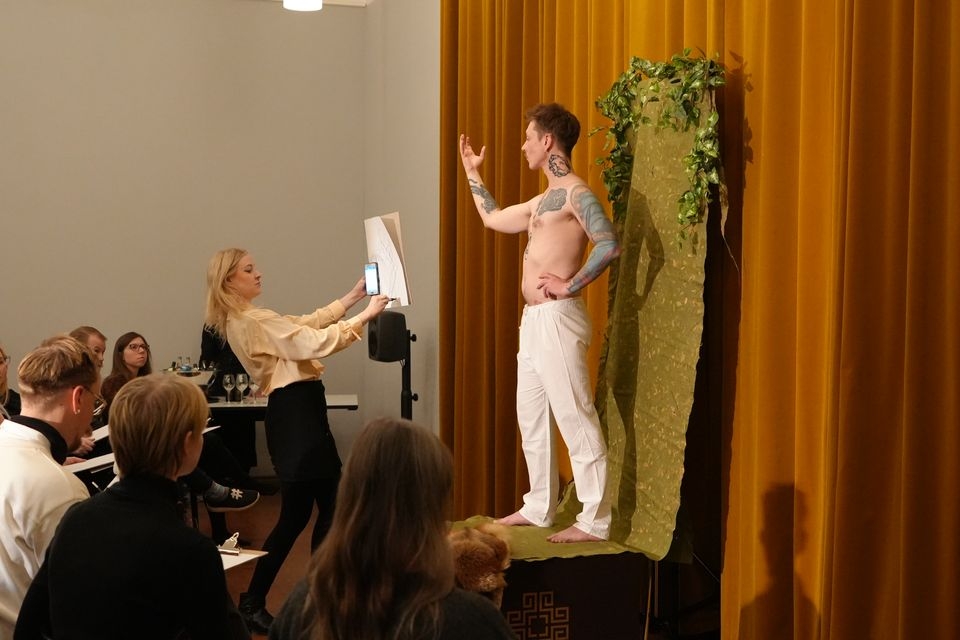 Kansallismuseon Drink & Draw -tapahtumassa juotiin ja piirrettiin. 