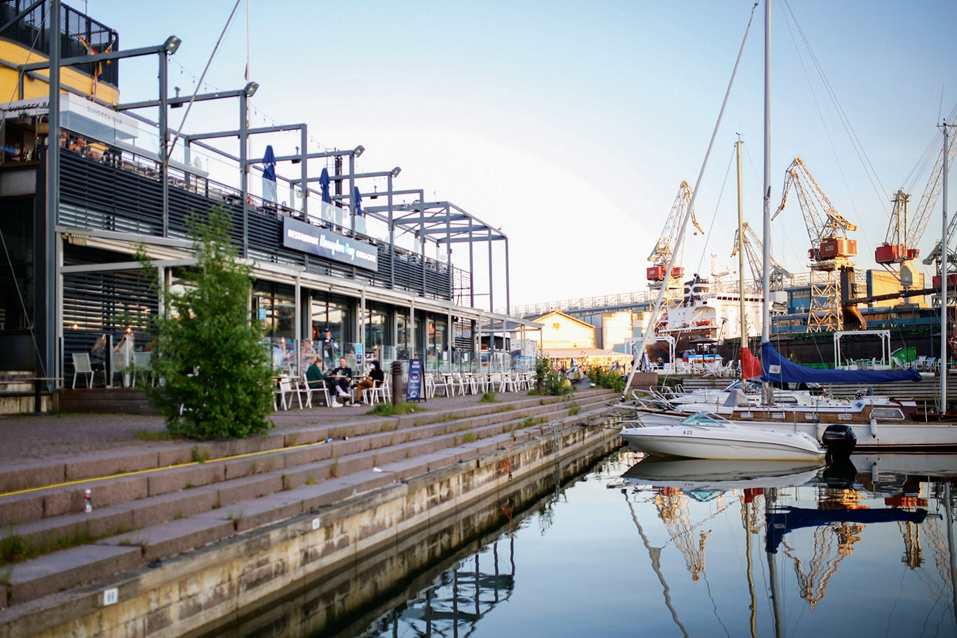 Hampton Bay toimii myös veneilijöiden drive-in-ravintolana.