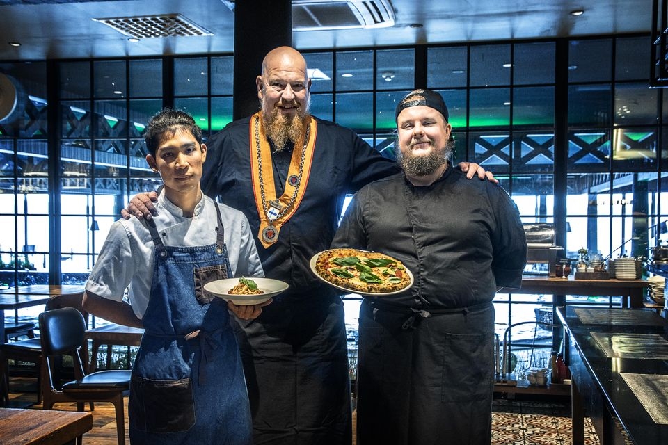 Kokki Sira Siahsaman, keittiötoimenpäällikkö Pasi Brilli ja vuoropäällikkö Ville Heikura esittelevät Buolu Café & Ristoranten tarjontaa.