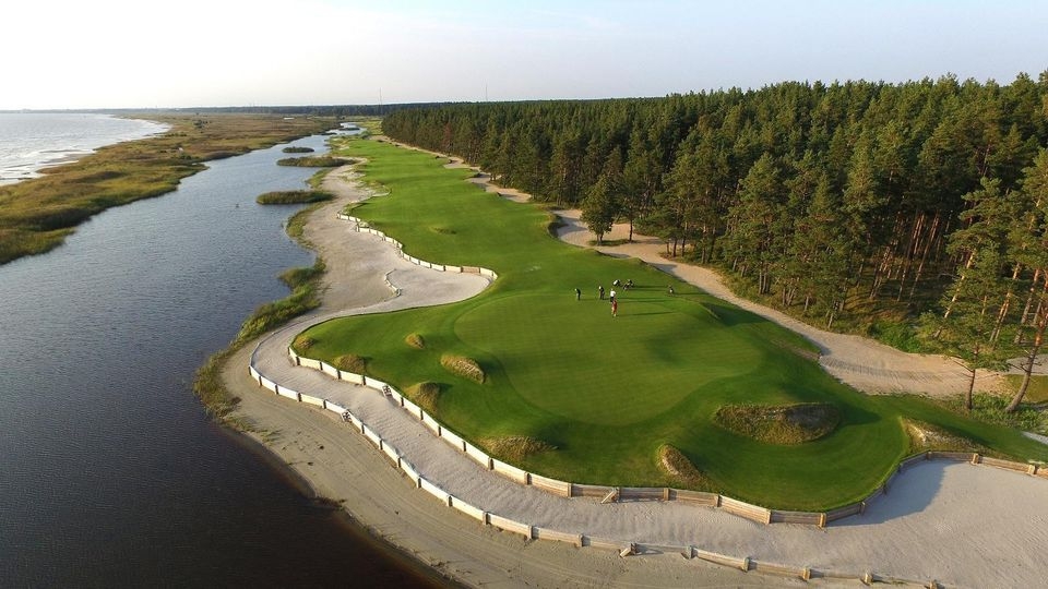 Meren rannalla, hiekkapohjaisella rantavyöhykkeellä sijaitsevat aidot Pärnu Bay Golfin links-kentät laadukkaine oheispalveluineen tarjoavat ainutlaatuisen pelielämyksen jo huhtikuussa. 