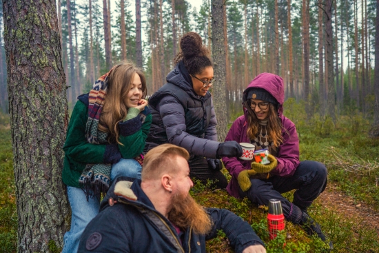 Opiskelijat metsässä.