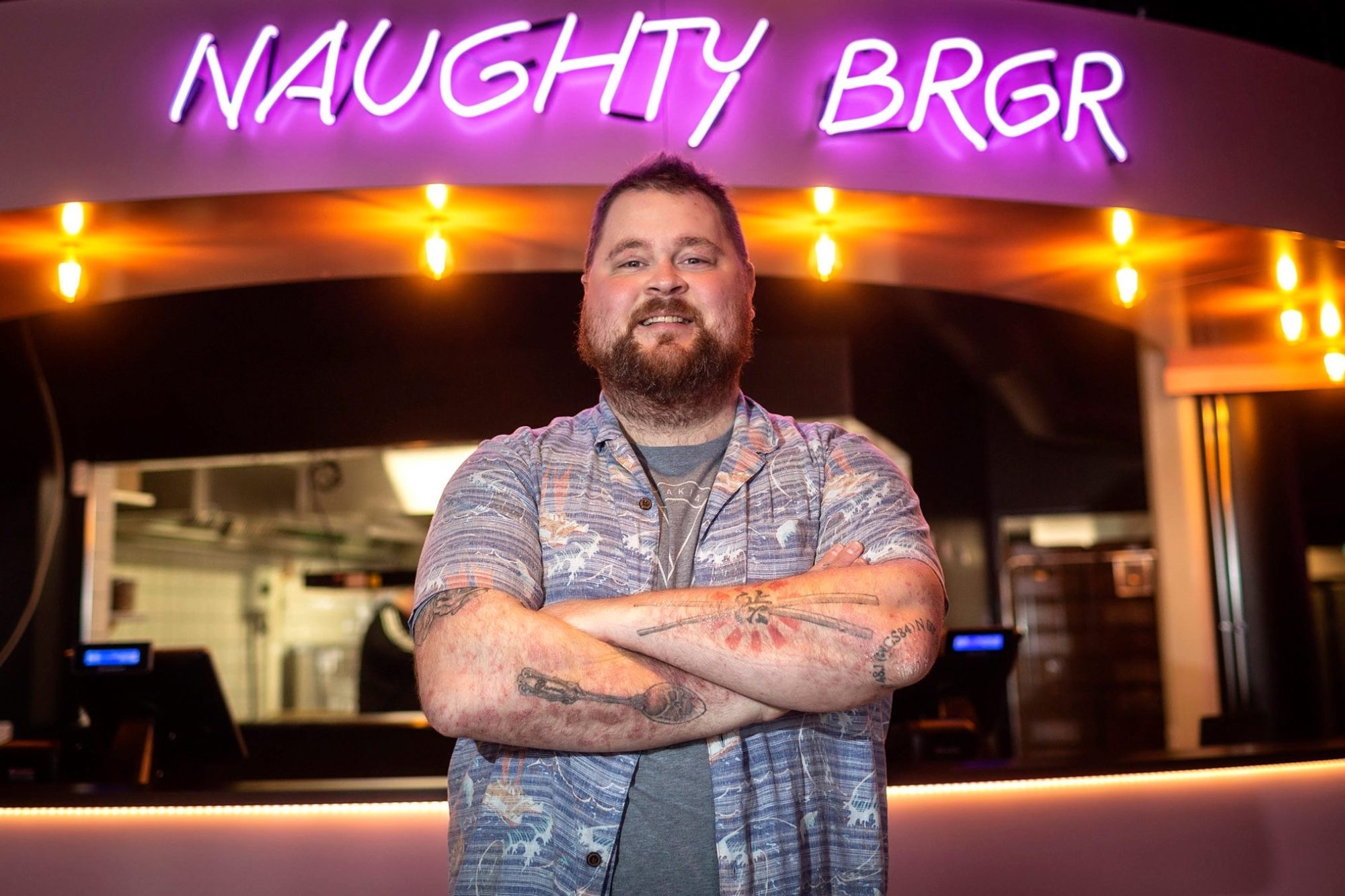 "Me aiomme pistää koronaperkeleelle hanttiin töitä tekemällä ja paistamalla kodeissaan kärvisteleville asiakkaille ennätysmäärän parhaita mahdollisia burgereita. Ravintolatunnelmaa emme koteihin pysty lupaamaan, mutta teemme kaikkemme, että burgerit auttavat tuhman, mutta turvallisen fiiliksen synnyttämisessä missä vain”, lupaa Burgerimies Akseli Herlevi