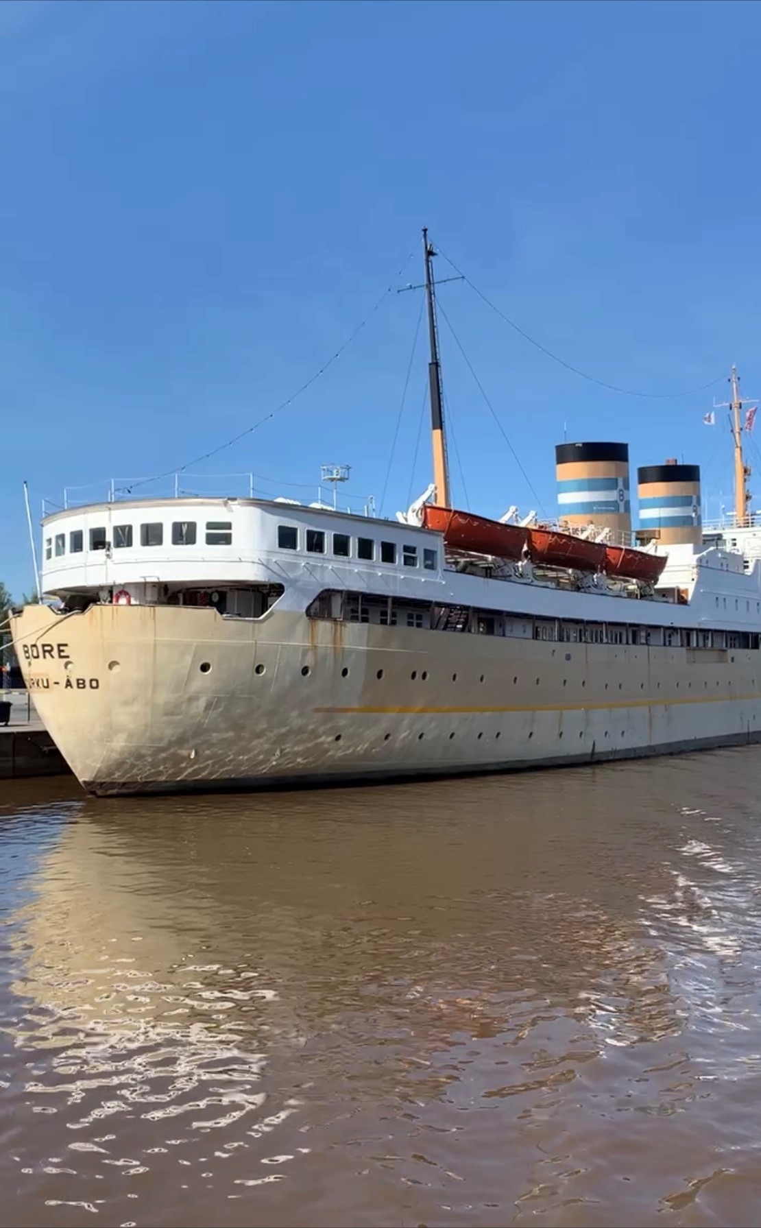 S/S Bore palaa korjaustelakalta Forum Marinumin laituriin perjantaina toukokuussa.