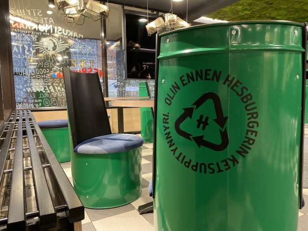 Kasarmitorin Hesburger-ravintola on sisustettu lähes kokonaan Hesburgerin omasta toiminnasta syntyneellä ylijäämämateriaalilla.