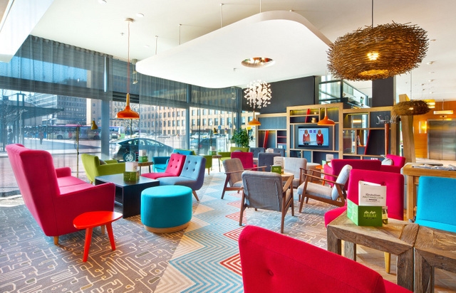 Scandicin tavoitteena on hakea Joutsenmerkkiä kaikkiin hotelleihin vuoden 2023 loppuun mennessä. Kuvassa Holiday Inn Helsinki City Centre aula.