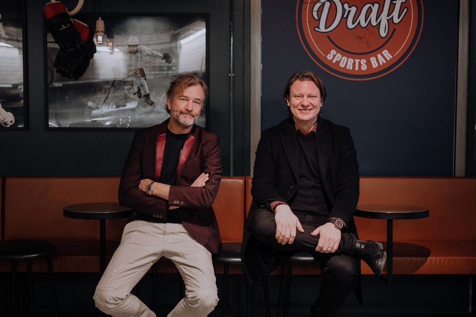 Yrittäjäkaksikko Heiniö ja Linnonmaa ovat yhtä mieltä siitä, että Draft Sports Barin vahvuus on sen sijainnissa ja monipuolisuudessa.