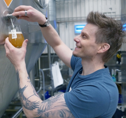 Panimomestari Kostiander ottaa näytettä