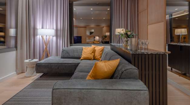 Hotellin sisustuksessa on keskitytty rauhoittavan tunnelman luomiseen ja hotellihuoneiden lattiasta kattoon ulottuvat suuret ikkunat avaavat inspiroivan näkymän Helsinkiin.