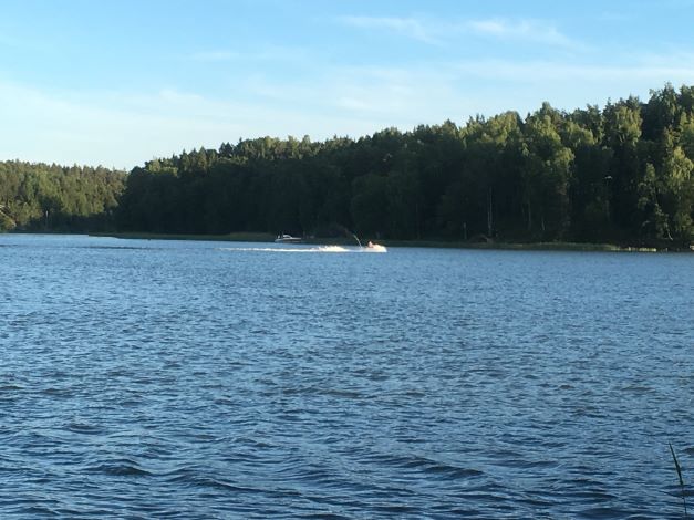 Lähes puolet vastaajista aikoo viettää aikaa omalla kesämökillä