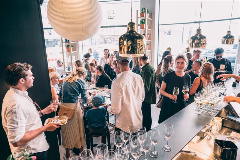 Sushibar + Winen ravintolat sijaitsevat Helsingissä Fredrikinkadulla, Uudenmaankadulla, Citycenterin kauppakeskuksessa ja Kalliossa.