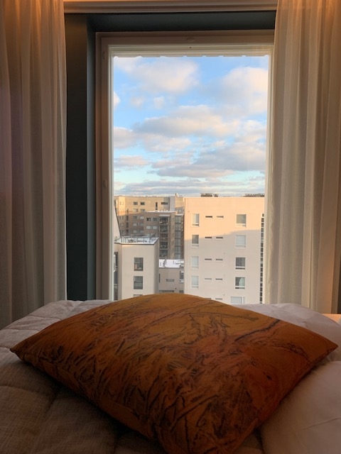 Yhteistyössä nykytaiteilijoiden kanssa toteutettu Hotel AX avasi ovensa Jätkäsaaressa toukokuussa 2022.