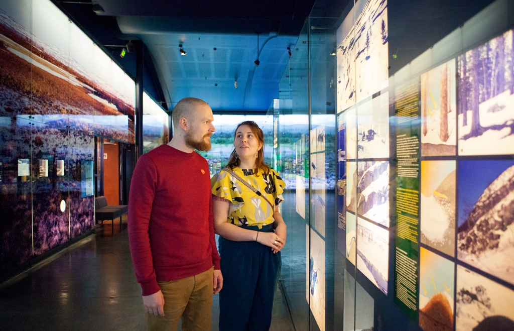 Osassa Suomea museot ovat avoinna normaalisti, ja Museokorttia pääsee käyttämään lukuisissa kunnissa. Kuvassa Inarissa sijaitseva Saamelaismuseo Siida, joka on avoinna normaalisti muiden Lapin Museokortti-kohteiden tapaan. 