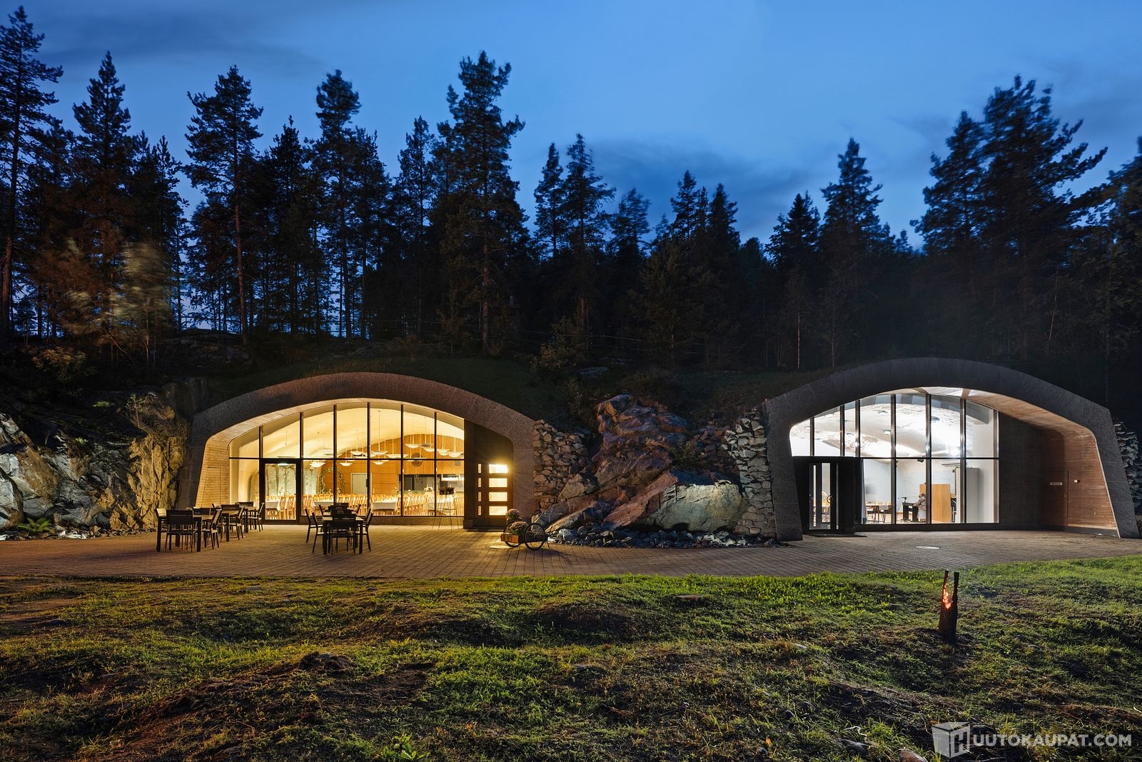 Vuonna 2001 rakennetun, juhla- ja esittelykäytössä olleen liikekiinteistön lähtöhinta on 179 000€.