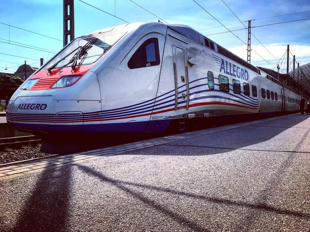 "Ennusteen mukaan (tunnin junan) matkustajamäärä nousee ajan kuluessa 3 miljoonaan".