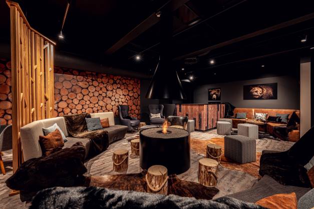 Sovelluksesta löytyy tietoa hotellin palveluista, kuten Karhunpesä Restaurant & Barista. 