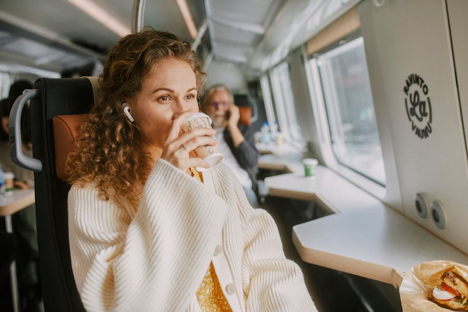 Ekstra Plus on matkustusluokka henkilökohtaista palvelua arvostaville, jossa toteutuu myös mahdollisuus tilata ennakkoon paikalle toimitettava ateria. Kuva VR