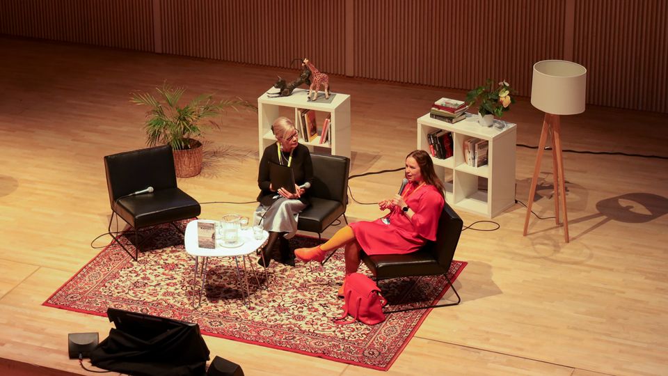 Siskotuulikki Toijosen haastattelema Satu Rämö täytti Aamulehtisalin yleisöllä ja kertoi vangitsevasti uutuuskirjastaan Jakob. Kuva: Eeva Manninen